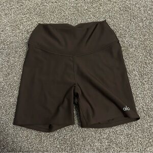 Alo Yoga: 5” Airlift Short in Espresso
